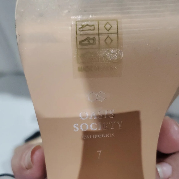 Oasis Society Elegant Black and Tan Platform Heels - Picture 3 of 9